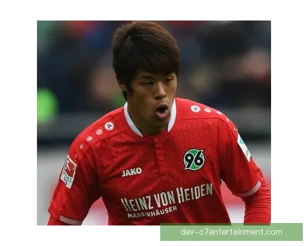 酒井宏树高举亚冠奖杯定格荣耀时刻见证球队登顶亚洲之巅梦想成真